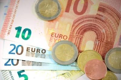 Euro biljetten besparen met zonnepanelen Biljetten van 5,10 en 20 euro als illustratie besparen met zonnepanelen