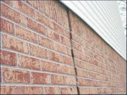 Niet geverfde muur met verticale scheur