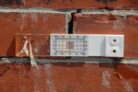 Datalogger scheuren meten in de muur.