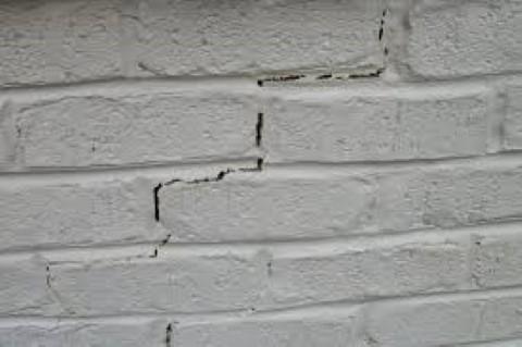 Geverfde muur met scheur.