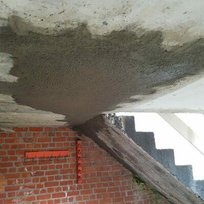 Beeld 3. Plafond van balkon. beschadigd beton. Herstelling met betonmortel klasse R4.