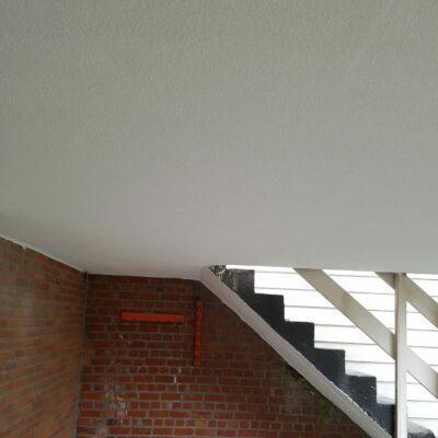 Beeld 4. Plafond van balkon. Na herstelling. Afgewerkt met egalisatielaag en overschilderd.